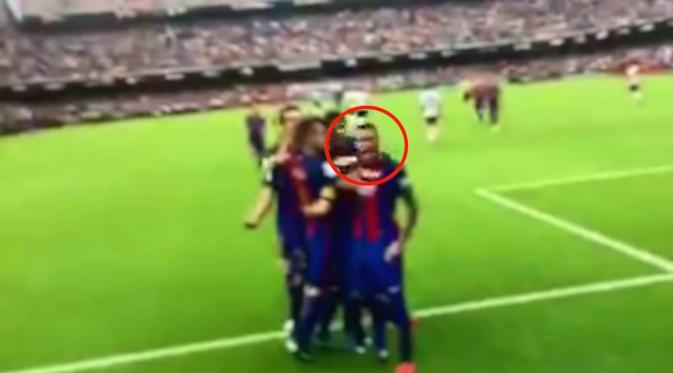Neymar memprovokasi suporter Valencia saat merayakan gol Lionel Messi (AS)