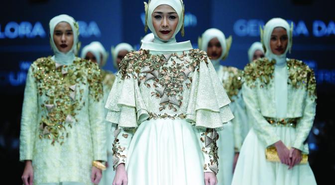 Dian Pelangi di fashion show Wardah Jakarta Fashion Week 2017.