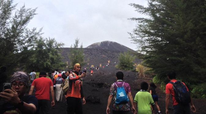 Memiliki sejarah masa lalu yang kelam, Gunung Krakatau selalu menarik untuk dikunjungi.