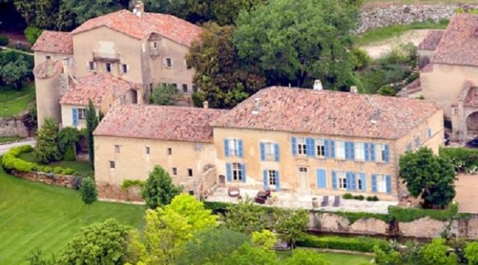 Angelina Jolie dan Brad Pitt menjual perkebunan anggur mereka di Perancis. (AFP/Bintang.com)