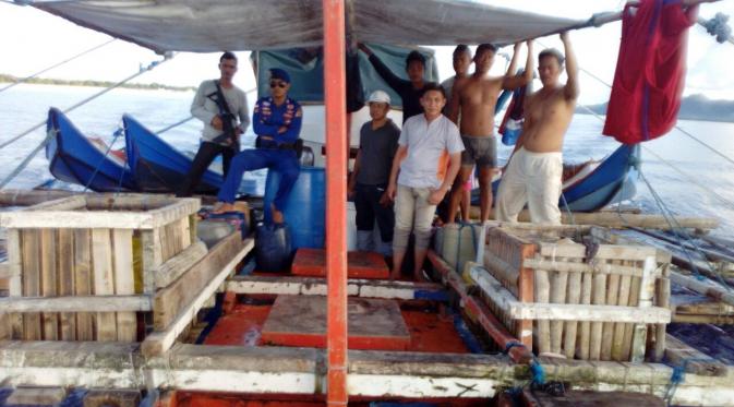 Aparat gabungan menangkap dua kapal Filipina mencuri ikan di wilayah perairan Sulawesi Utara. (Liputan6.com/Yoseph Ikanubun)