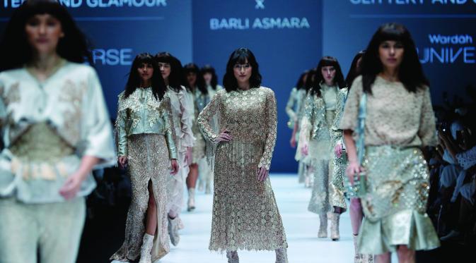 Barli Asmara di fashion show Wardah untuk Jakarta Fashion Week 2017.