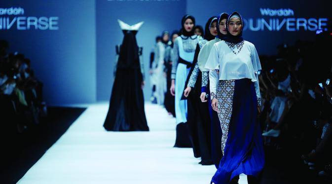 Koleksi Zaskia Sungkar di fashion show Wardah untuk Jakarta Fashion Week