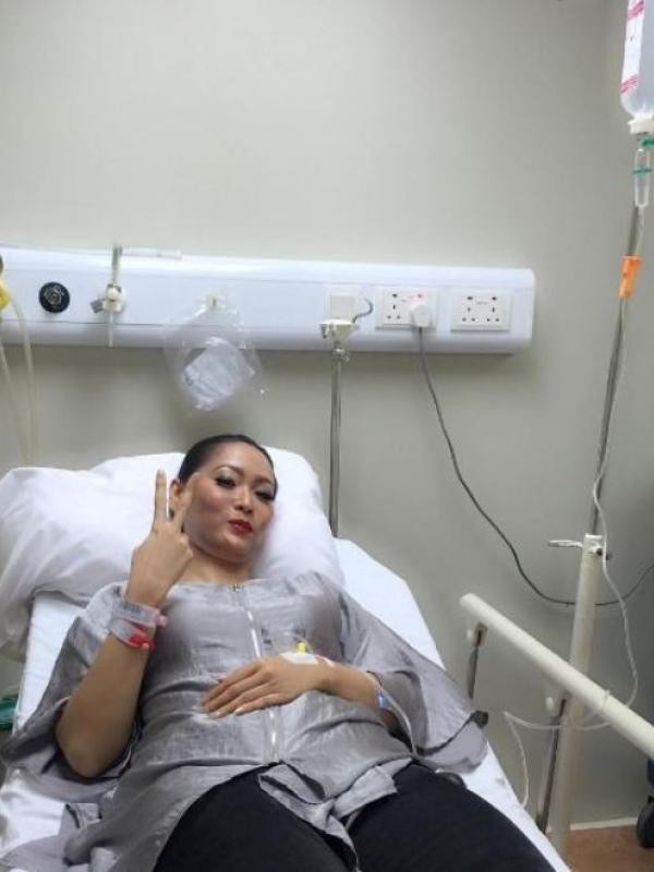 Inul Daratista saat dirawat di Rumah Sakit Pondok Indah, Jakarta. (Instagram - @inul.d)