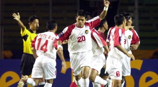 Bambang Pamungkas merayakan gol saat Timnas Indonesia menggulung Filipina 13-1 di Piala AFF 2002. (AFP/Weda)