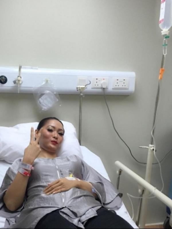Inul Daratista terpaksa dirawat di rumah sakit karena infeksi saluran kemih. (Instagram @inul.d)