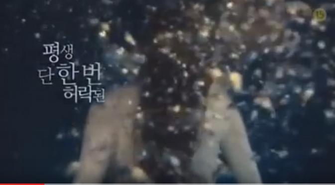 Cuplikan dalam Legend of the Blue Sea, menampilkan Jun Ji Hyun sebagai putri duyung.