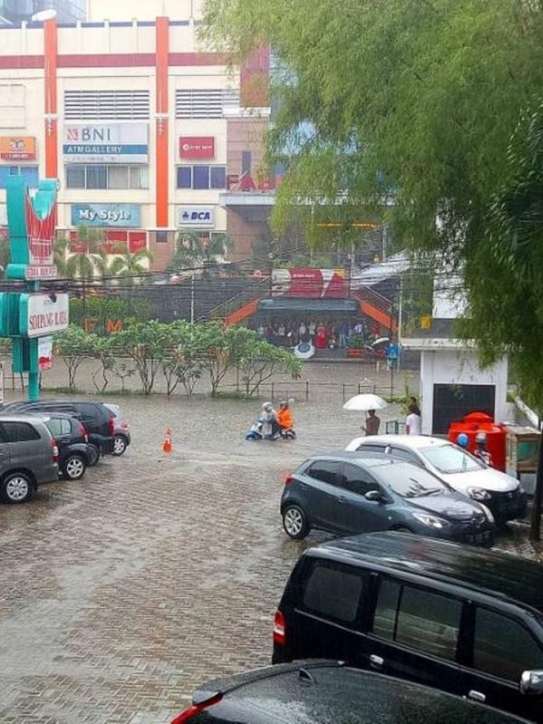 Banjir di depan BTC. (Via: instagram.com/yenti.winataria)