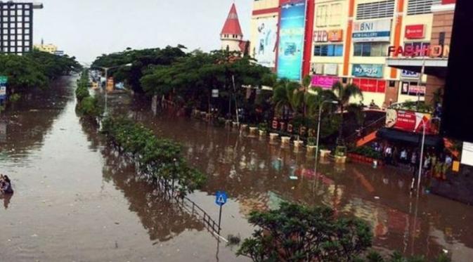 Genangan banjir di Bandung setinggi 1 meter. (Via: instagram.com/ikycamad)