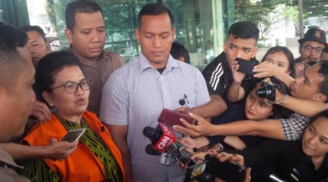 KPK menahan mantan Menkes Siti Fadilah Supari (Liputan6.com/ Oscar Ferri)