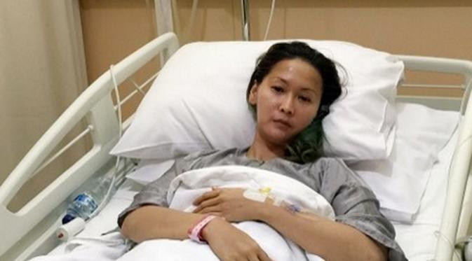 Kondisi Inul Daratista saat dirawat di rumah sakit beberapa waktu lalu akibat infeksi saluran kemih. (Instagram @inul.d)