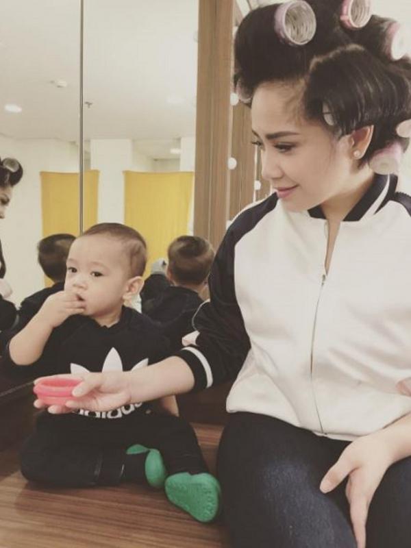 Nagita Slavina saat momong Rafathar pada 29 Juli 2016 (Instagram/@raffinagita1717)