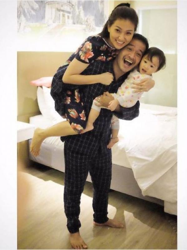 Ruben Onsu bersama sang istri, Sarwendah Tan, dan anak, Thalia. (Instagram - @sarwendah29)