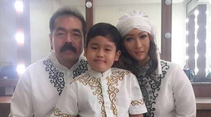 Inul Daratista bersama suaminya, Adam Suseno dan buah hati mereka. (Instagram @inul.d)