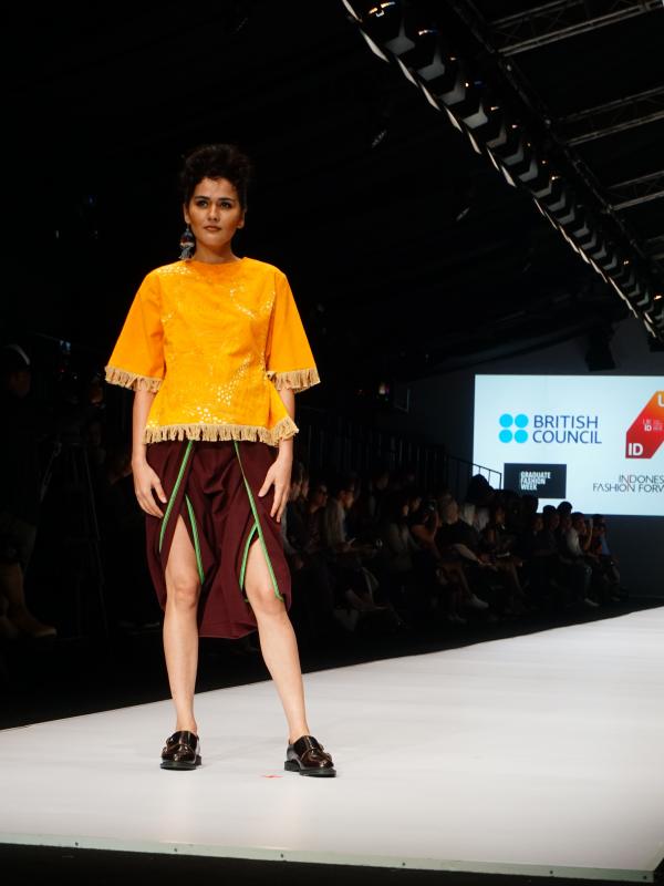 Koleksi Billie Jacobina yang berkolaborasi dengan Lekat dalam peragaan busana British Council di Jakarta Fashion Week 2017.
