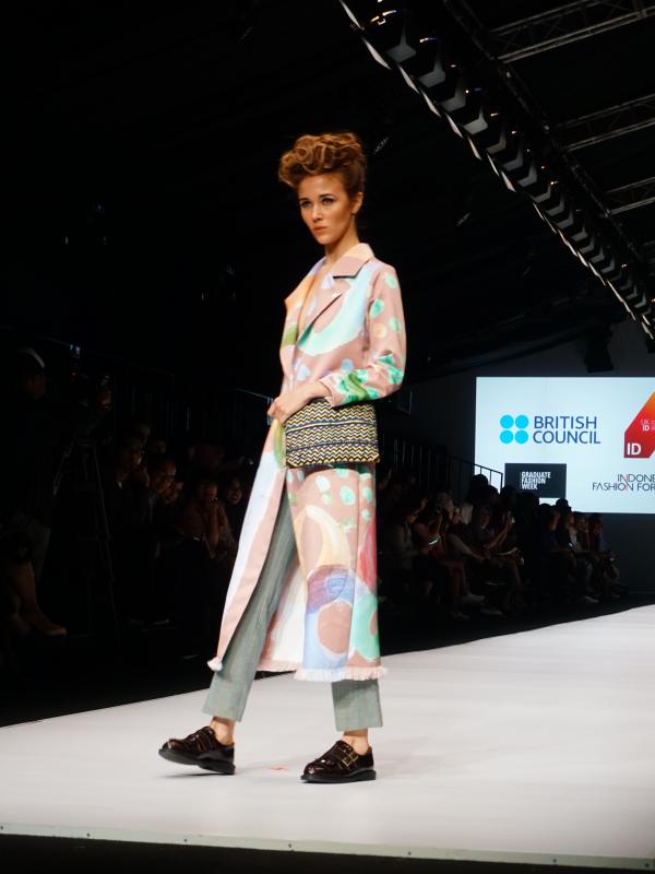 Koleksi Billie Jacobina yang berkolaborasi dengan Lekat dalam peragaan busana British Council di Jakarta Fashion Week 2017.
