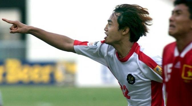 Gendut Doni Christiawan melakukan selebrasi usai membobol gawang Vietnam di semifinal Piala AFF 2000. (AFP/Pornchai Kittiwongsakul)