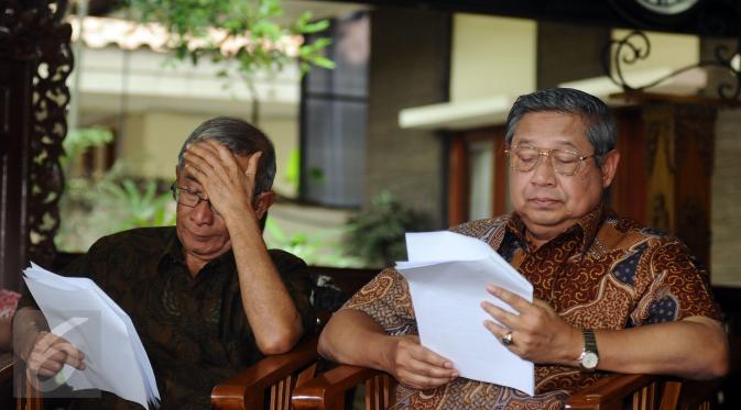 Susilo Bambang Yudhoyono (kanan) bersama Mantan Ka BIN, Syamsir Siregar membaca pernyataan terkait hasil temuan TPF kasus Munir di Cikeas, Kab Bogor, Selasa (25/10). Hasil temuan TPF kasus Munir telah ditindak lanjuti. (Liputan6.com/Helmi Fithriansyah)
