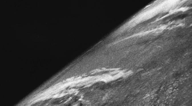 Foto pertama Bumi yang diperoleh dengan menggunakan kamera film yang diikatkan ke sebuah roket (White Sands Missile Range/Applied Physics Laboratory)