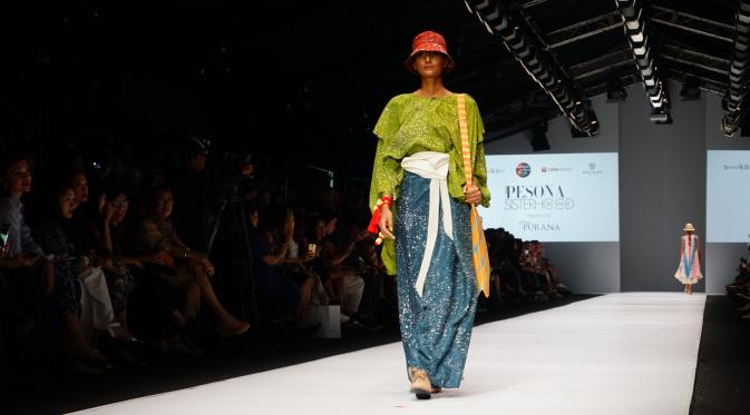 Koleksi Purana rancangan Nonita Respati dalam Pesona Sisterhood Runway Jakarta Fashion Week 2017.