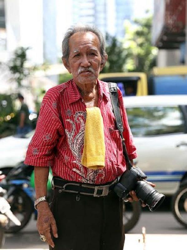 Kisah Kakek Tukang Foto Keliling yang Viral di Media Sosial  | foto : Nurwahyunan