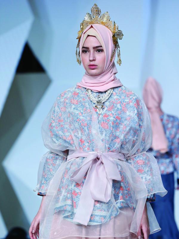Koleksi busana Ria Miranda dalam Urang Rantau di panggung Jakarta Fashion Week 2017.