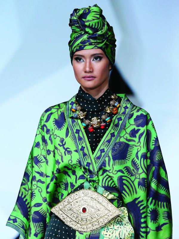 Koleksi busana Itang Yunas dalam Urang Rantau di panggung Jakarta Fashion Week 2017.