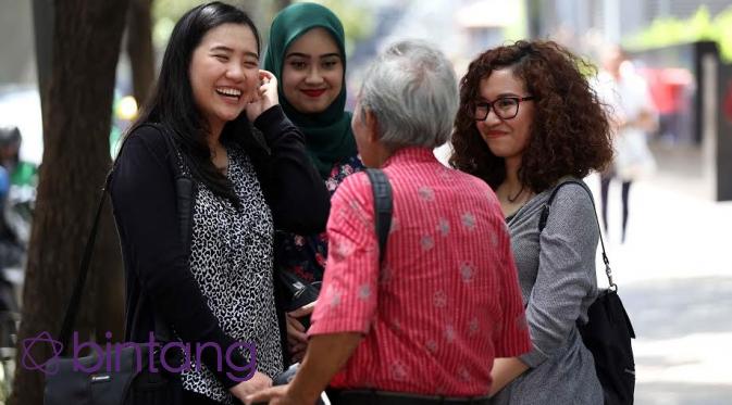 Tukang Foto Renta di Depan Gedung OCBC, Mendapat Banyak Empati | foto : Nurwahyunan