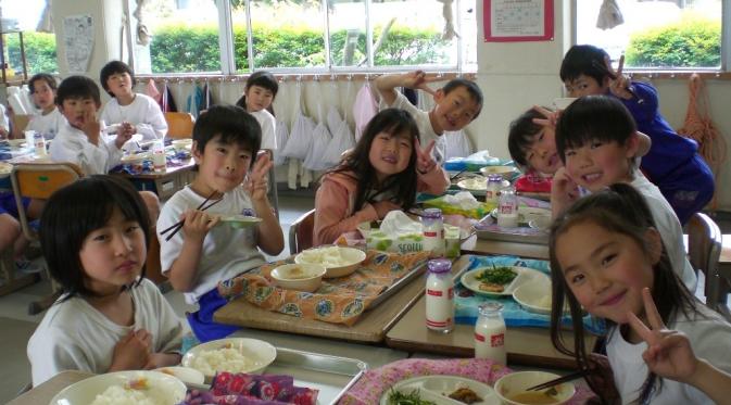 Makan Siang di sekolah Jepang. foto: ashventures.wordpress.com
