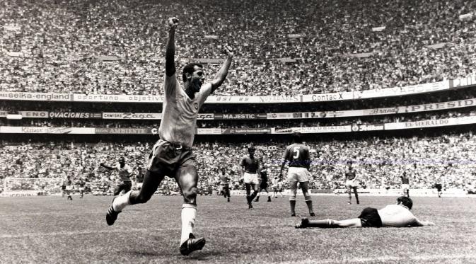Kapten timnas Brasil, Carlos Alberto, usai mencetak gol ke gawang Italia pada final Piala Dunia 1970. (The Guardian).