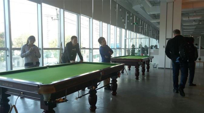 Di lantai 2 kantor Xiaomi terdapat meja billiard untuk hiburan karyawan. Liputan6.com/Agustin Setyo Wardani