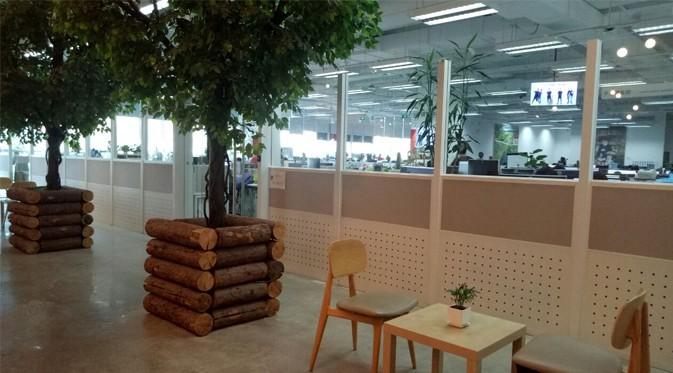 Di kantor Xiaomi terdapat beberapa kursi dan meja mungil untuk tempat kerja dan bersantai karyawan. /Agustin Setyo Wardani