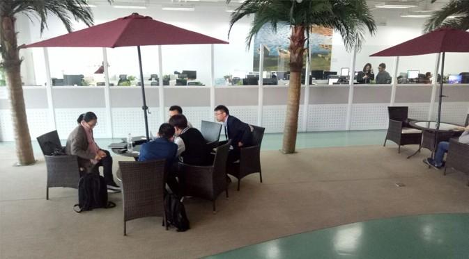 Di lantai 1 kantor Xiaomi juga terdapat meja dan kursi santai untuk meeting dan kegiatan lainnya. /Agustin Setyo Wardani