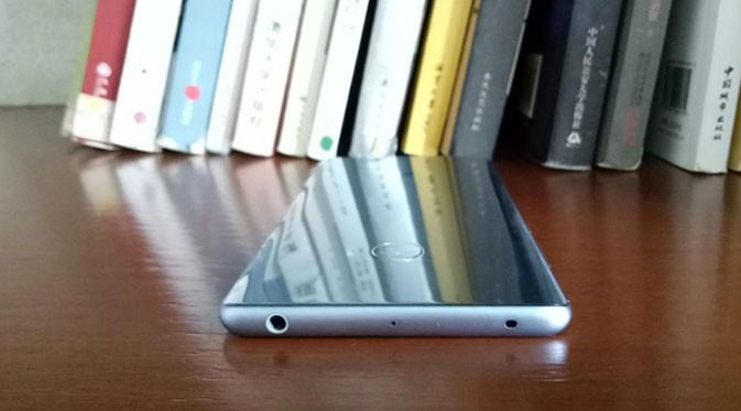 Bagian atas Xiaomi Mi Note 2 yang tampilkan audio jack 3.5mm. Liputan6.com/ Agustin Setyo Wardani