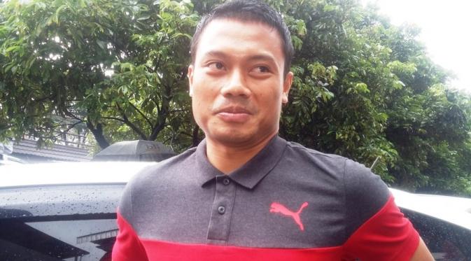 Dedi Kusnandar saat mengunjungi mes Persib Bandung, Rabu (26/10/2016). Dedi mendapat libur dari TC Timnas Indonesia hingga 27 Oktober. (Bola.com/Erwin Snaz)