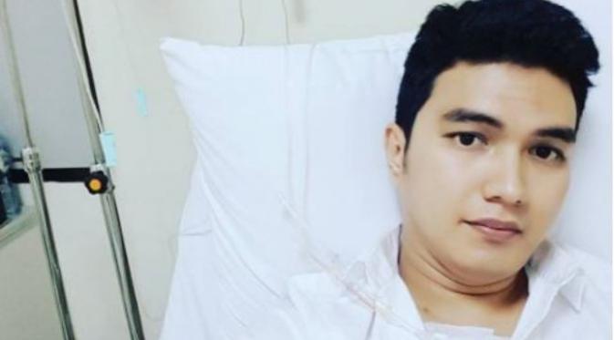 Aldi Taher saat dirawat di rumah sakit setelah terkena kanker. (Instagram - @alditaher_official)