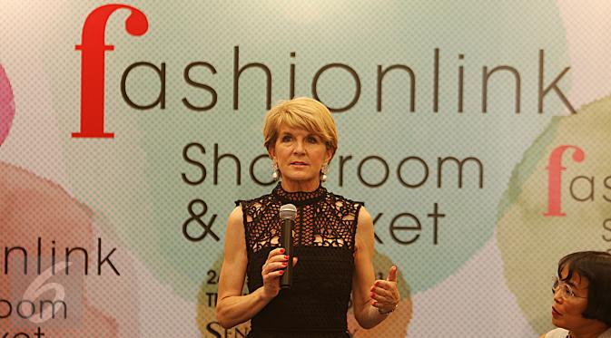 Menlu Australia, Julie Bishop memberi keterangan saat menghadiri Jakarta Fashion Week 2017 di Jakarta, Rabu (26/10). Dalam kunjungannya Julia Bishop melihat karya-karya desainer Indonesia. (Liputan6.com/Gempur M Surya)