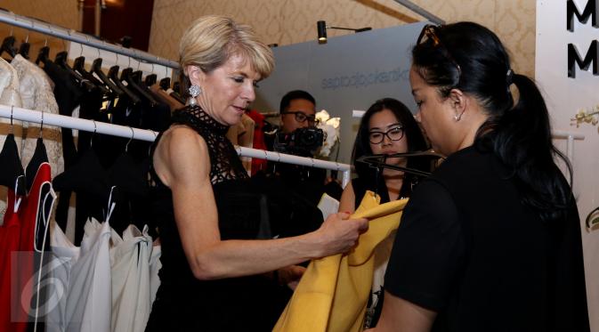 Menlu Australia, Julie Bishop berbincang dengan peserta pameran di salah satu booth Jakarta Fashion Week 2017 di Jakarta, Rabu (26/10). Dalam kunjungannya Julia Bishop melihat karya-karya desainer Indonesia. (Liputan6.com/Gempur M Surya)
