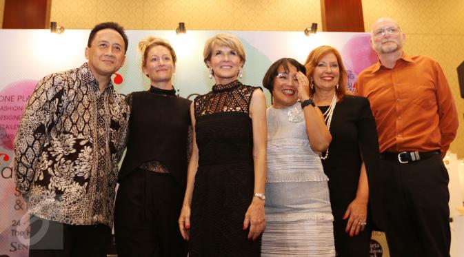 Menlu Australia, Julie Bishop (ketiga kiri) foto bersama dengan Kepala Badan Ekonomi Kreatif, Triawan Munaf  (kiri) saat mengunjungi Jakarta Fashion Week 2017 di Jakarta, Rabu (26/10). (Liputan6.com/Gempur M Surya)