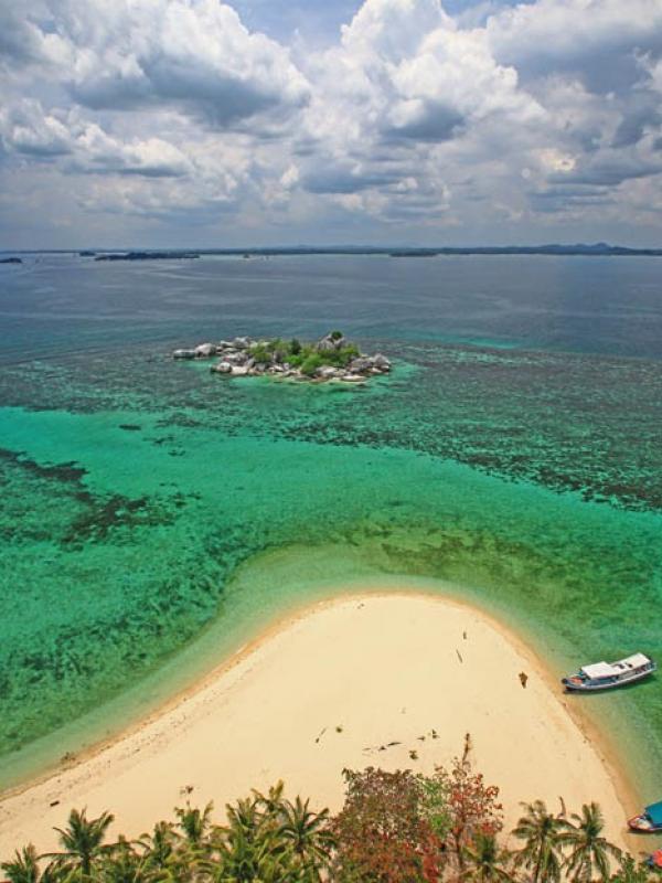 Pulau Lengkuas, Belitung. (Top Indonesia Holidays)