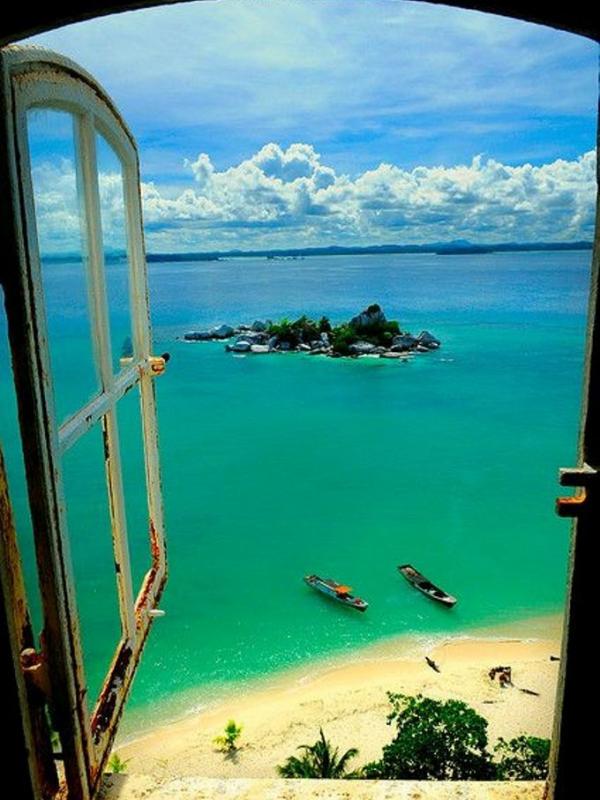 Pulau Lengkuas, Belitung. (Pinterest)