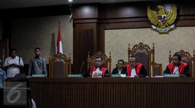 Hakim Partahi Hutapea memimpin sidang perkara kematian Wayan Mirna Salihin dengan terdakwa Jessica Kumala Wongso di PN Jakarta Pusat, Kamis (27/10). Sidang beragendakan pembacaan putusan majelis hakim untuk terdakwa. (Liputan6.com/Faizal Fanani)