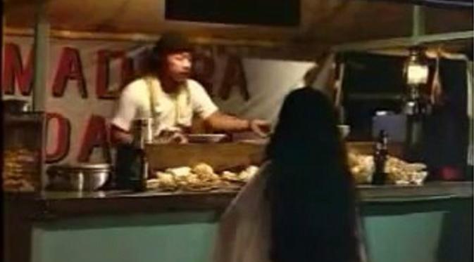 Adegan ikonik dan lusu saat sundel bolong membeli sate 200 tusuk dalam film Sundel Bolong.