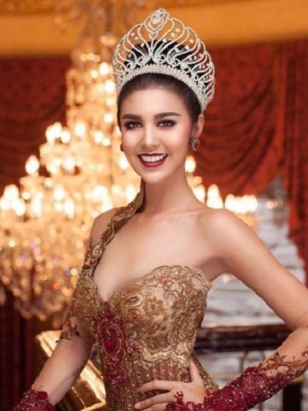 Miss Grand International 2016, Ariska Putri Pertiwi yakin bisa memerangi kekerasan bersama Hillary Clinton. (Instagram/Ikapertiwi)