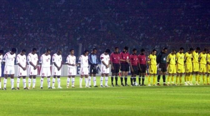 Timnas Indonesia mengheningkan cipta untuk korban tsunami Desember 2004 jelang menghadapi Malaysia di semifinal Piala AFF 2004. (AFP/Str)