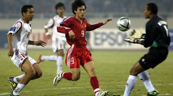 Eko Purjianto menghadang Lee Cong Vinh di depan Hendro Kartiko saat melawan Vietnam di penyisihan grup Piala AFF 2004. (AFP/Hoang Dinh Nam)