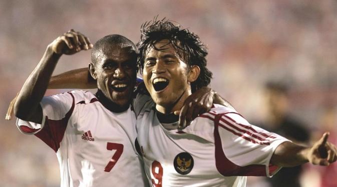 Boaz Solossa, sang anak ajaib, melakukan selebrasi dengan Ilham Jaya Kesuma, yang kemudian menjadi pencetak gol terbanyak di Piala AFF 2004, saat melawan Laos di penyisihan grup Piala AFF 2004. (AFP/STR)