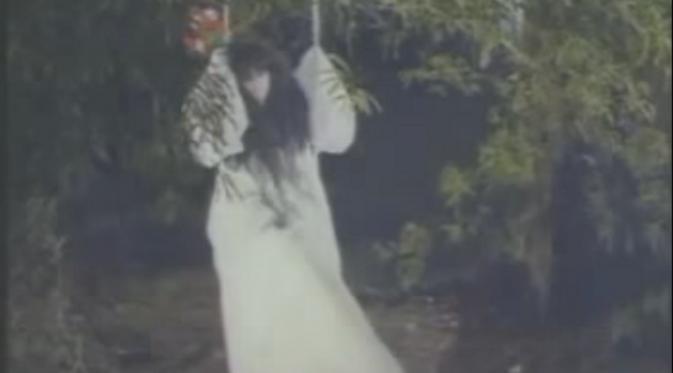 Suzzanna menjadi hantu Sundel Bolong yang bergentayangan dalam film Malam Jumat Kliwon (1984).