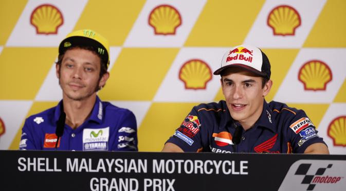 Valentino Rossi dan Marc Marquez saat menghadiri konferensi pers jelang MotoGP Malaysia 2016. (AP Photo/Vincent Thian)