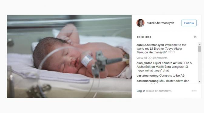 Kebahagiaan Aurel Hermansyah menyambut Arsya. Aurel Hermansyah mengunggah potret Arsya yang baru saja lahir. (Instagram/aurelie.hermansyah)